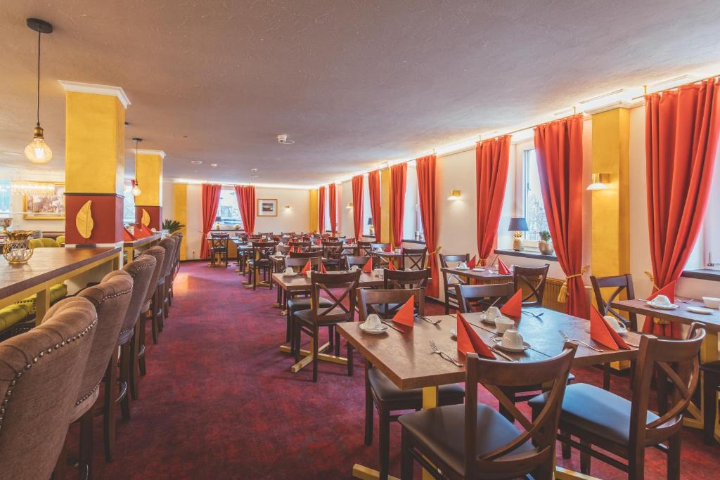 Restoran või mõni muu söögikoht majutusasutuses Nordhäuser Fürstenhof & TinySky-Resort