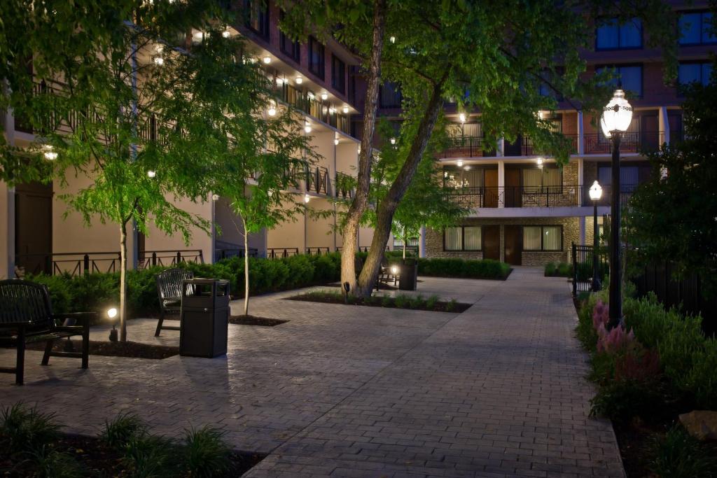 un patio de un edificio por la noche con luces en Crowne Plaza Louisville Airport Expo Center, an IHG Hotel en Louisville