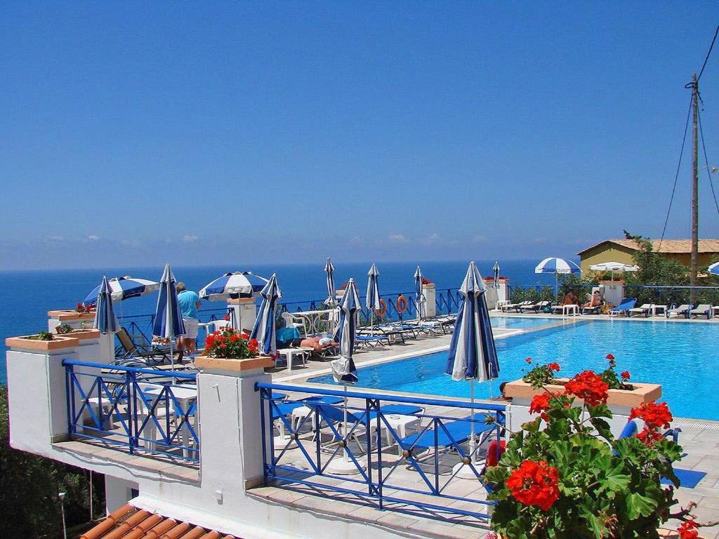 Der Swimmingpool an oder in der Nähe von Lido Sofia Apartments