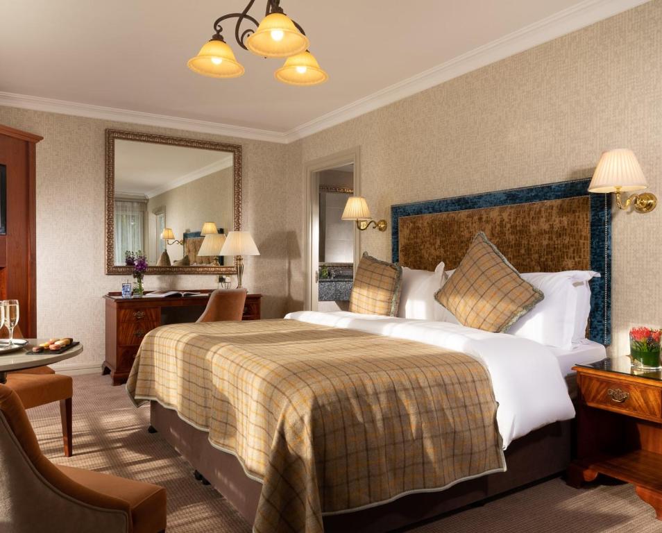 Postel nebo postele na pokoji v ubytování Faithlegg Hotel