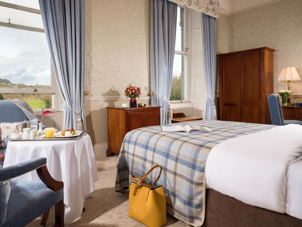 Postel nebo postele na pokoji v ubytování Faithlegg Hotel