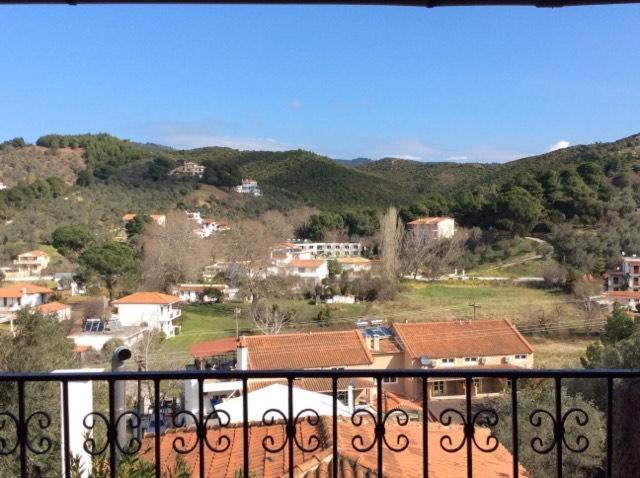 - un balcon offrant une vue sur une ville avec des maisons dans l'établissement Nikos Victoria, à Skiathos Chora