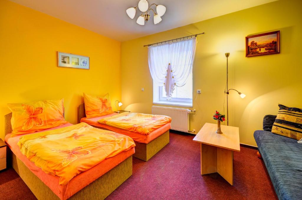Postel nebo postele na pokoji v ubytování Hostinec a penzion U sv. Mikuláše