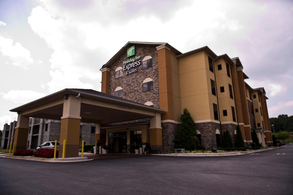 un hotel di fronte a un edificio con parcheggio di Holiday Inn Express Hotel & Suites Atlanta East - Lithonia, an IHG Hotel a Lithonia
