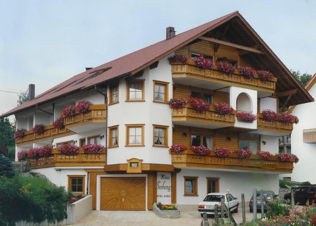 un edificio con fioriere sui balconi di Hotel Haus Seehang a Costanza