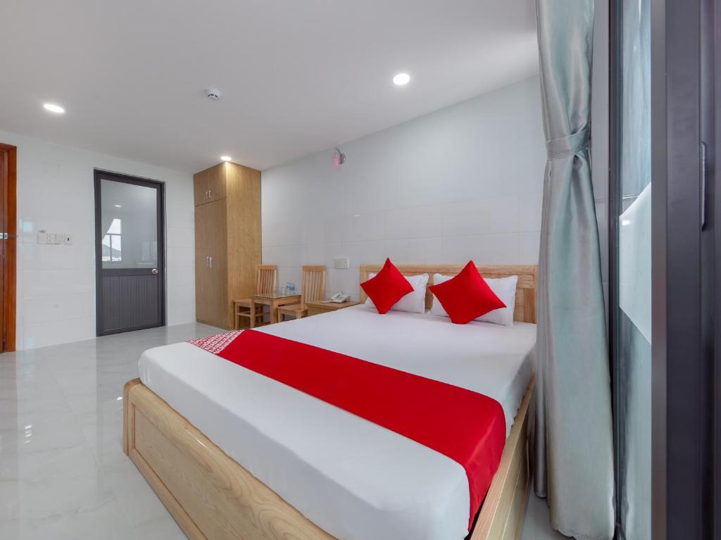 Giường trong phòng chung tại OYO 942 Cuong Hai Apartment