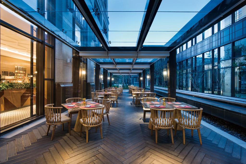 Restaurace v ubytování Crowne Plaza Shanghai Pujiang by IHG