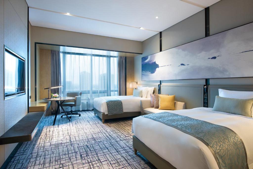 Postel nebo postele na pokoji v ubytování Crowne Plaza Shanghai Pujiang by IHG