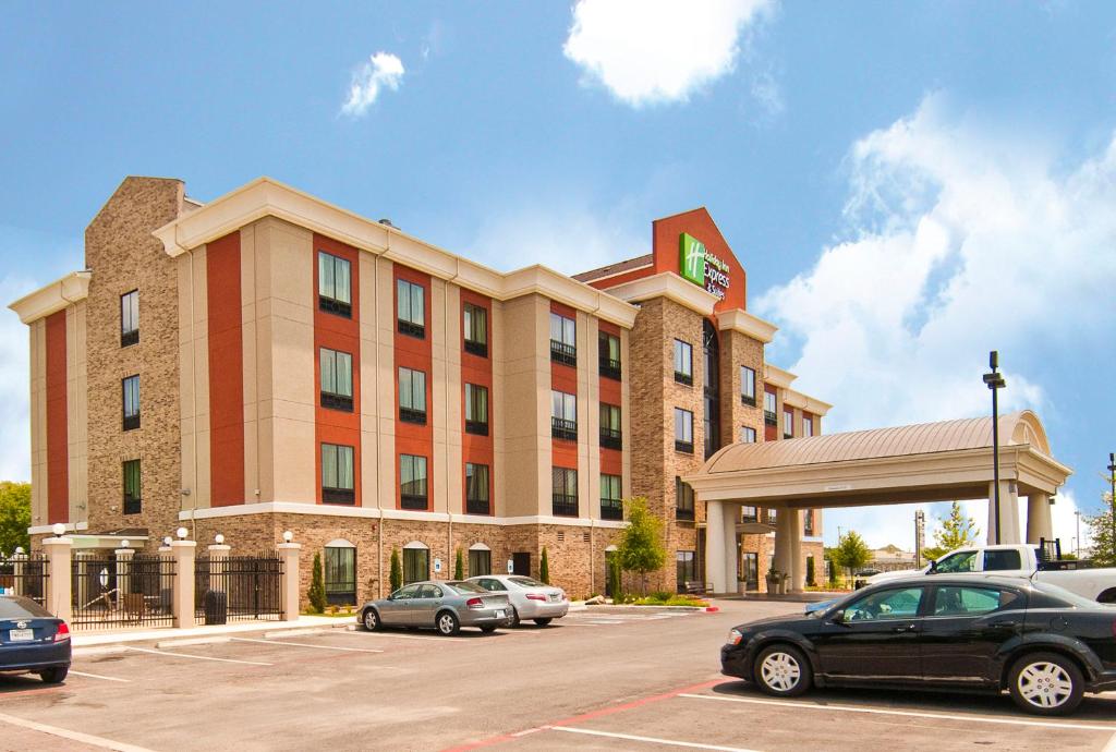 hotel z samochodami zaparkowanymi na parkingu w obiekcie Holiday Inn Express & Suites San Antonio SE by AT&T Center, an IHG Hotel w mieście San Antonio