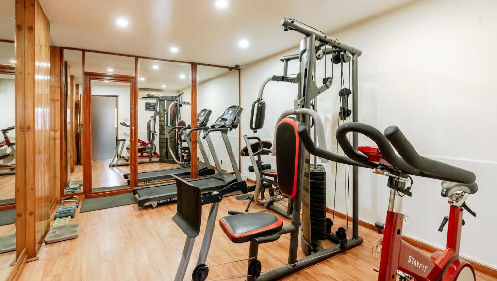 Fitness centrum a/nebo fitness zařízení v ubytování SFO Hotel and Suites