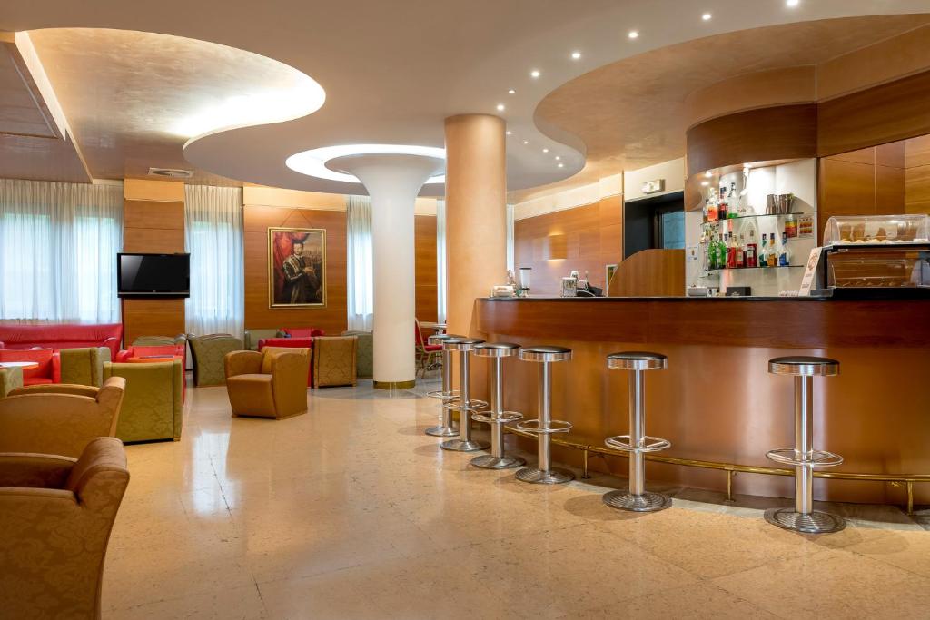 TV a/nebo společenská místnost v ubytování Best Western Cavalieri Della Corona