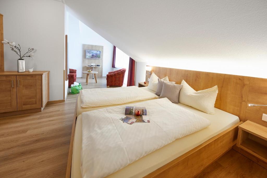 Postel nebo postele na pokoji v ubytování Hotel & Ferienappartements Edelweiss