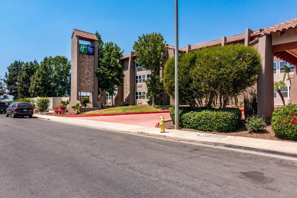 une bouche jaune pour incendie sur un trottoir devant un bâtiment dans l'établissement Holiday Inn Express & Suites Camarillo, an IHG Hotel, à Camarillo