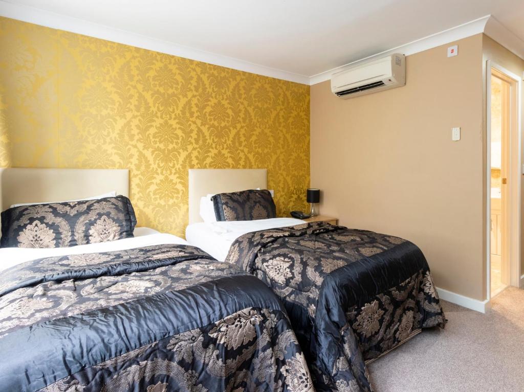 Postel nebo postele na pokoji v ubytování Stuart Hotel