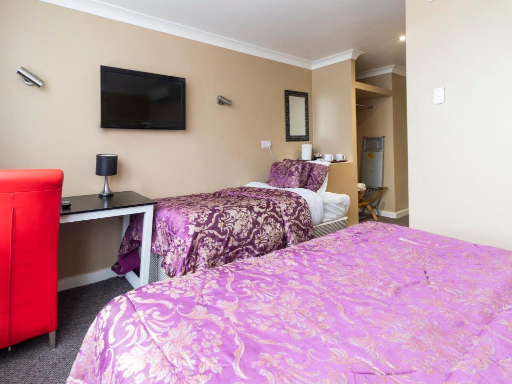 Postel nebo postele na pokoji v ubytování Stuart Hotel
