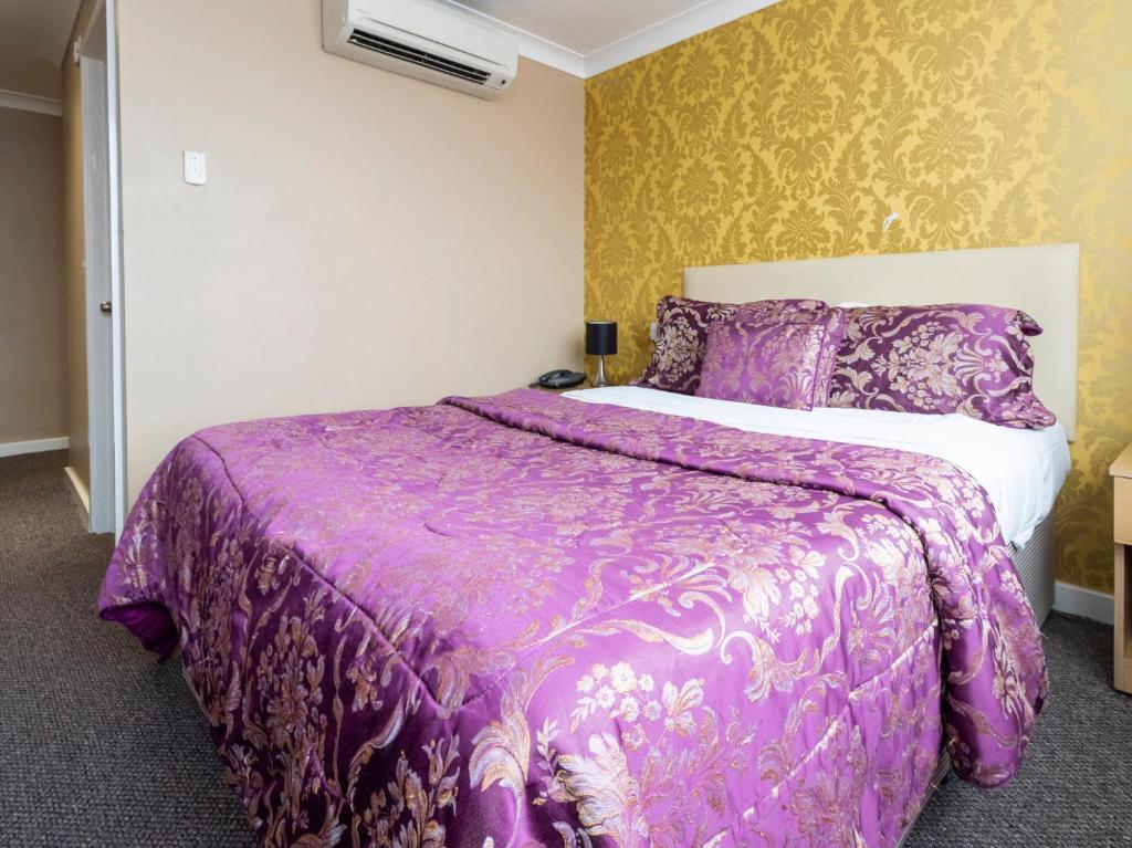 Postel nebo postele na pokoji v ubytování Stuart Hotel