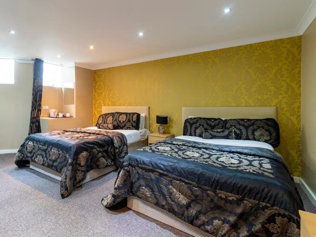 Postel nebo postele na pokoji v ubytování Stuart Hotel