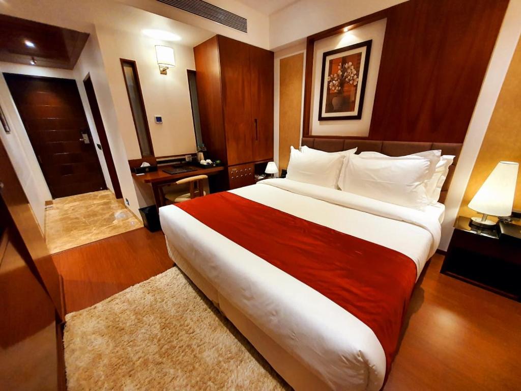 Postel nebo postele na pokoji v ubytování Hotel MBC Citadel Nashik