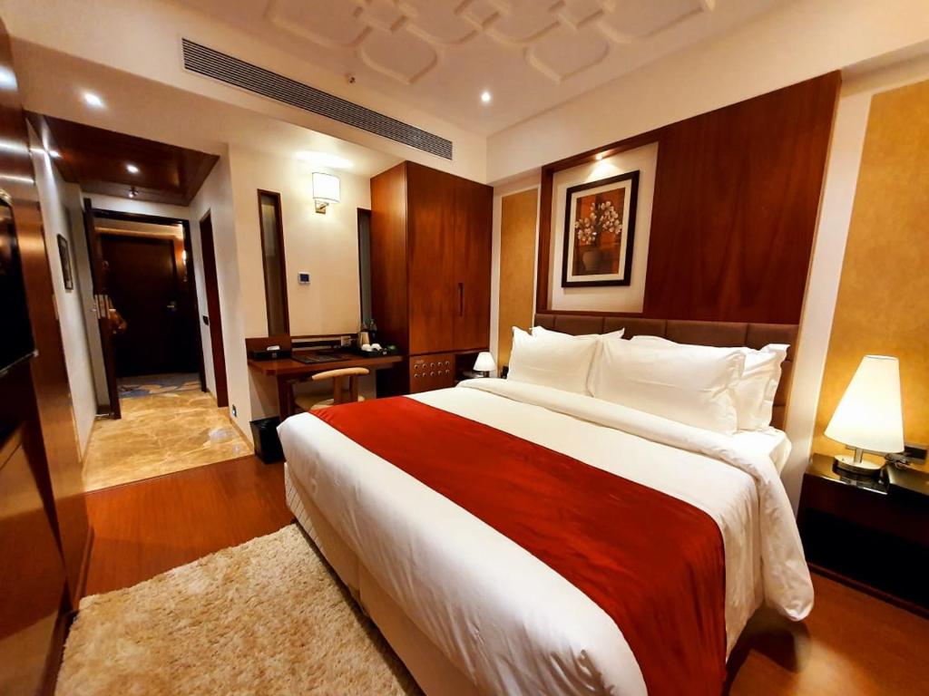 Postel nebo postele na pokoji v ubytování Hotel MBC Citadel Nashik