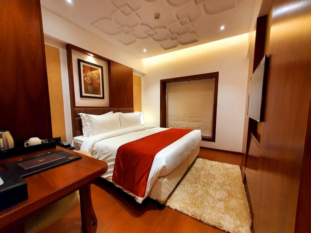 Postel nebo postele na pokoji v ubytování Hotel MBC Citadel Nashik