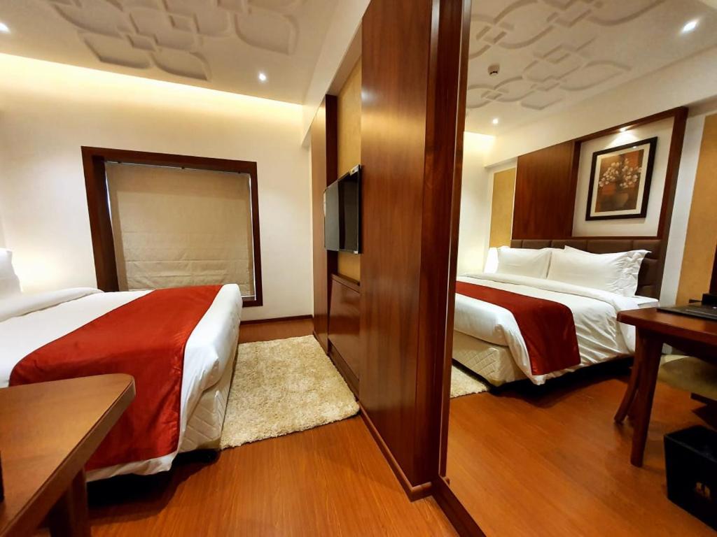 Postel nebo postele na pokoji v ubytování Hotel MBC Citadel Nashik