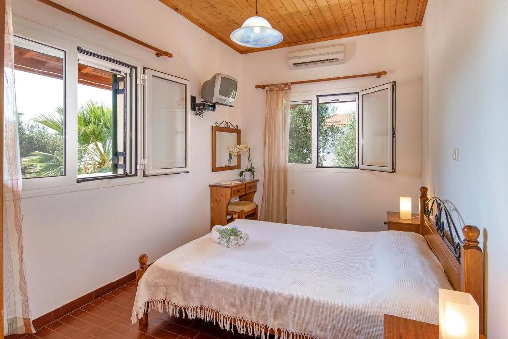 Postel nebo postele na pokoji v ubytování Olympia Paxos Villas & Apartments