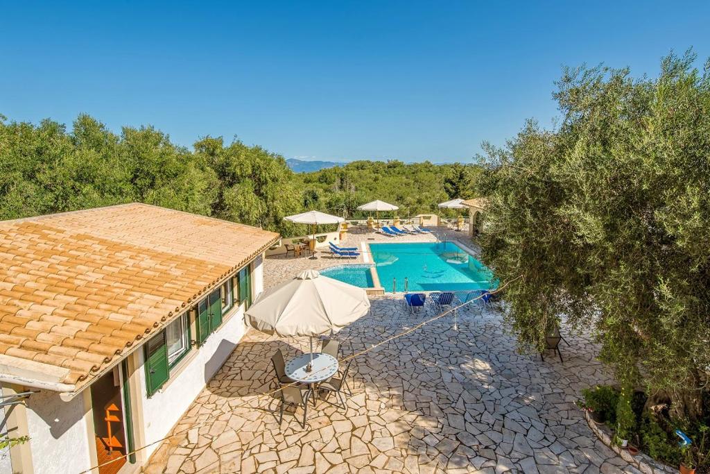 Bazén v ubytování Olympia Paxos Villas & Apartments nebo v jeho okolí