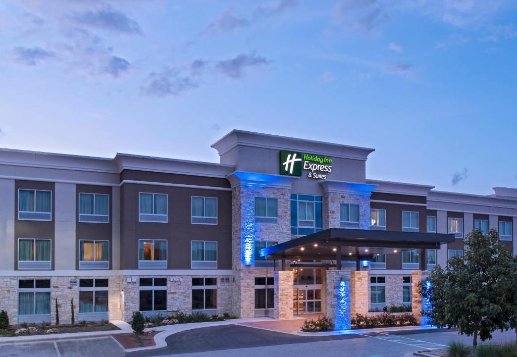 um hotel com uma placa na frente em Holiday Inn Express & Suites Austin NW - Four Points, an IHG Hotel em Four Points