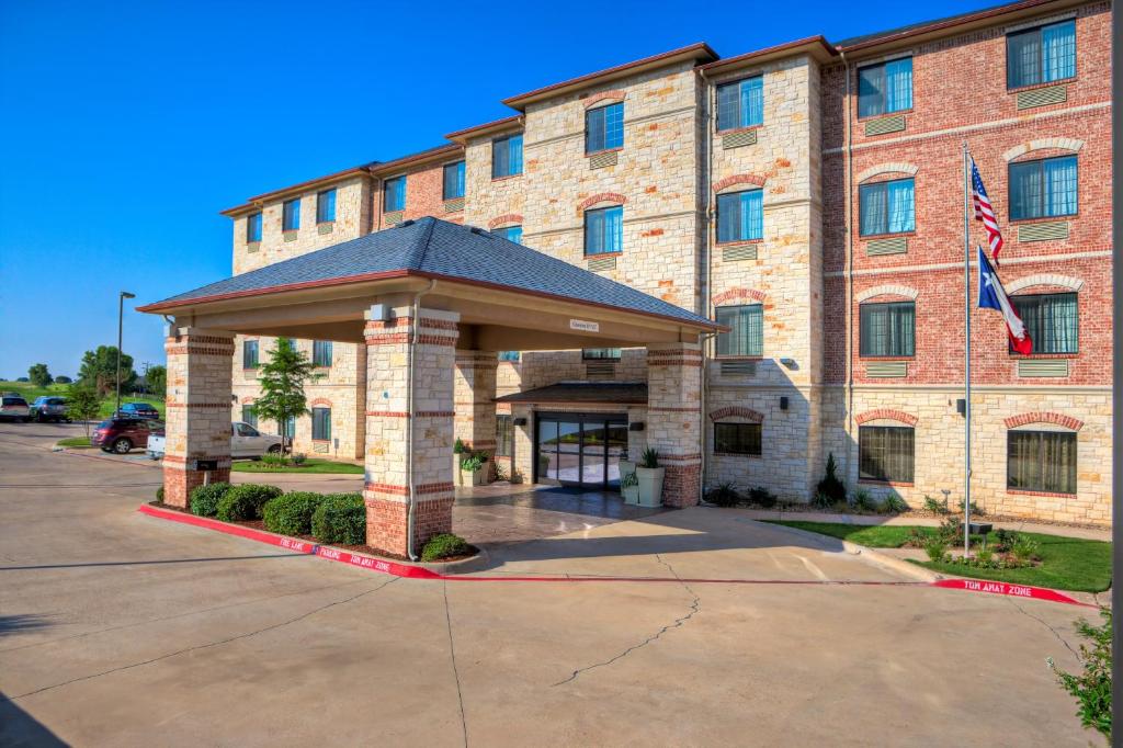 un hôtel avec un kiosque en face d'un bâtiment dans l'établissement Holiday Inn Express and Suites Granbury, an IHG Hotel, à Granbury