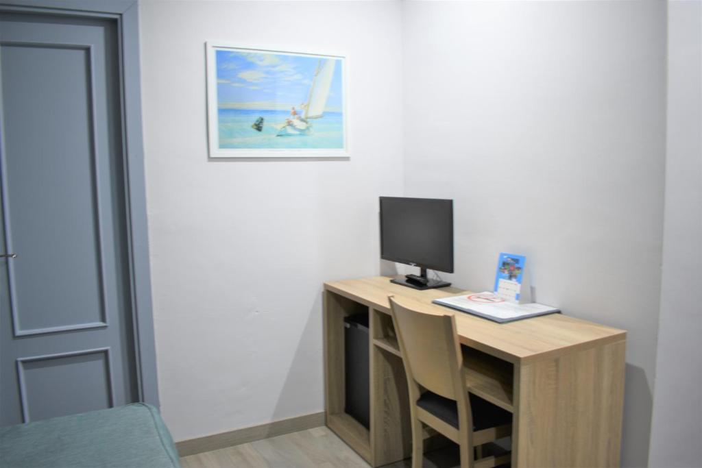 Televízia a/alebo spoločenská miestnosť v ubytovaní Ramblas Hotel