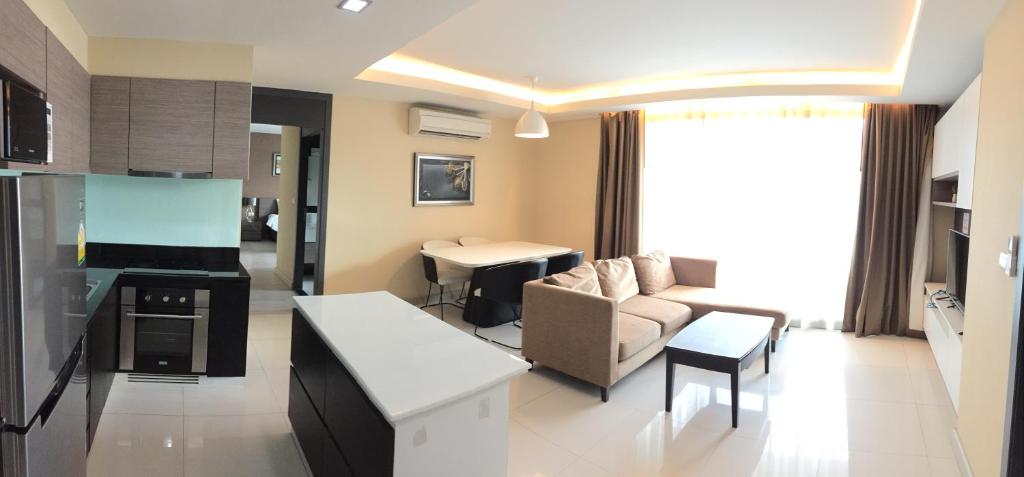 sala de estar con sofá y mesa en Avatar Suites Hotel - SHA Extra Plus, en Bangkok