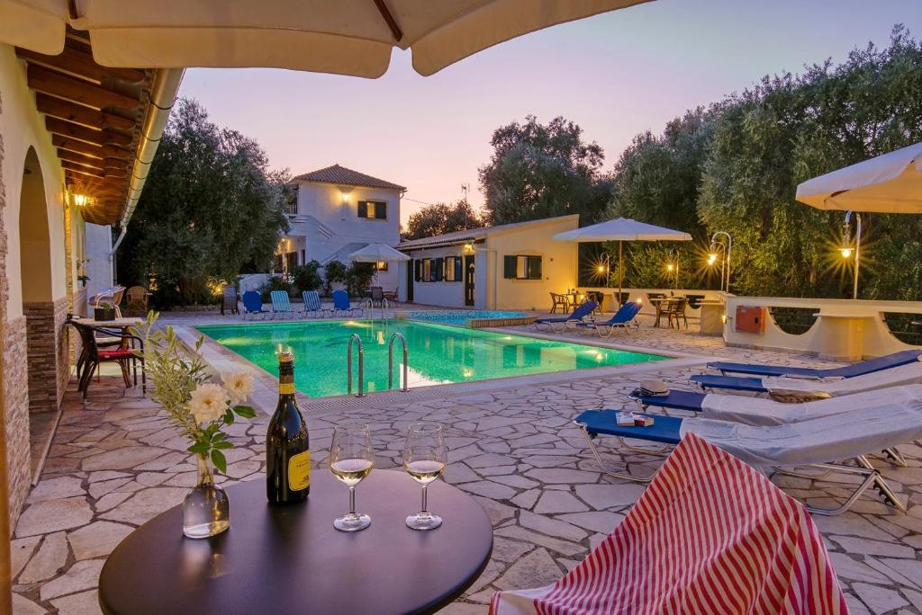 Bazén v ubytování Olympia Paxos Villas & Apartments nebo v jeho okolí