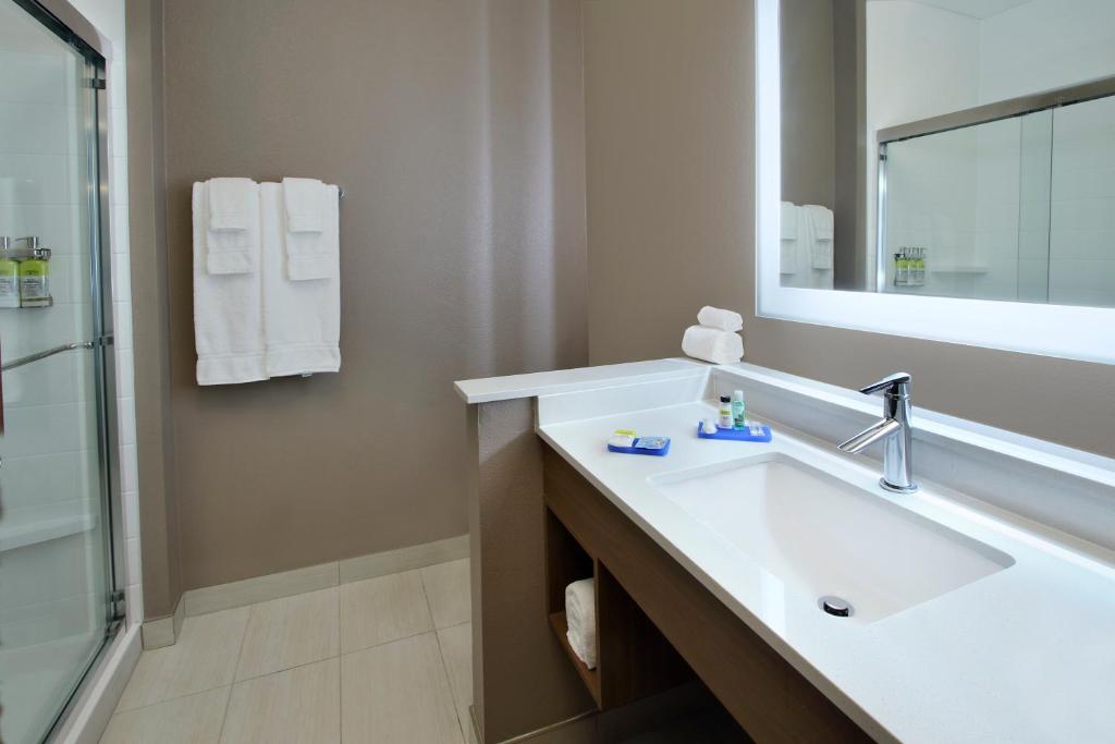 Holiday Inn Express & Suites Dallas Frisco NW Toyota Stdm, an IHG Hotel - Habitación Estándar Queen Con Dos Camas Queen