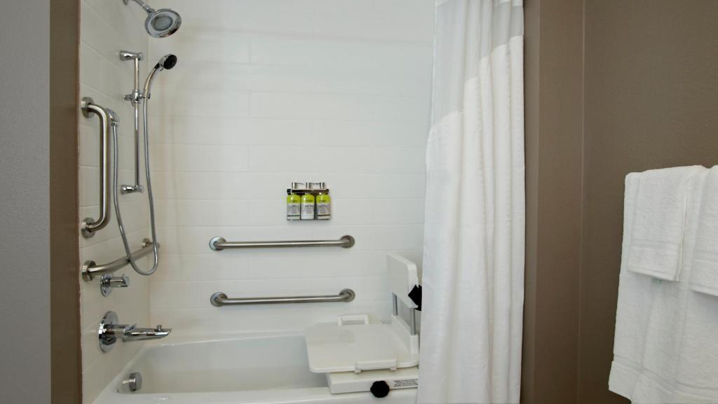 Holiday Inn Express & Suites Dallas Frisco NW Toyota Stdm, an IHG Hotel - Habitación King Estándar Con Bañera Accesible - Acceso De Movilidad