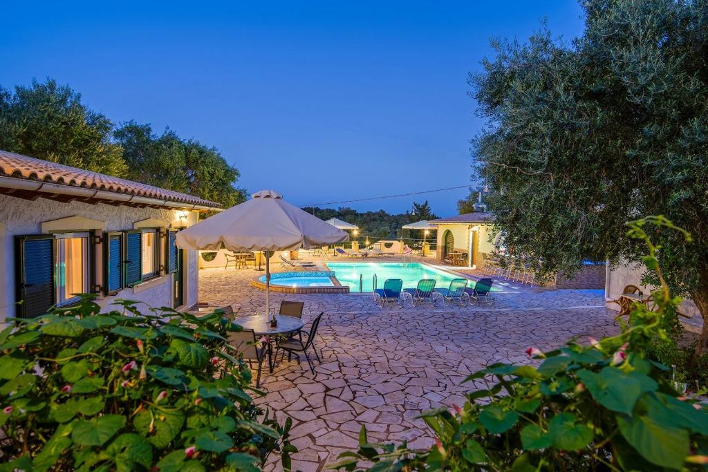 Bazén v ubytování Olympia Paxos Villas & Apartments nebo v jeho okolí