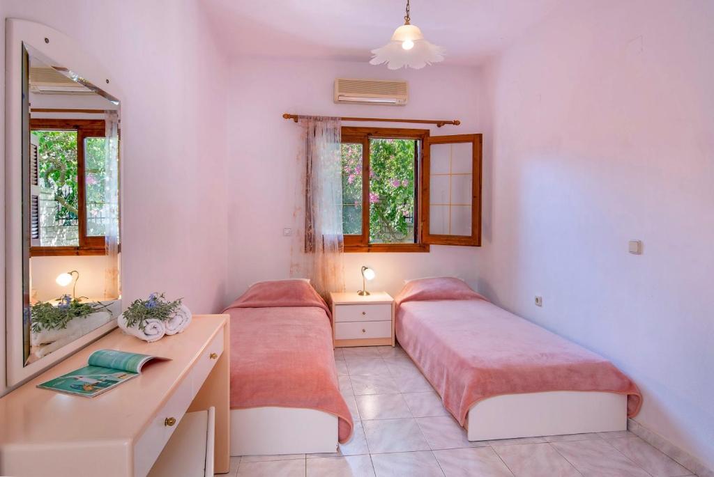 Postel nebo postele na pokoji v ubytování Olympia Paxos Villas & Apartments