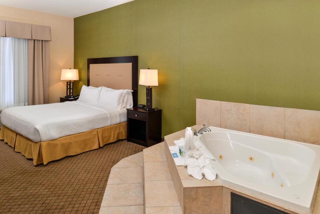 Holiday Inn Express Woodland by IHG - Suite Mit Kingsize-Bett Und Whirlpool