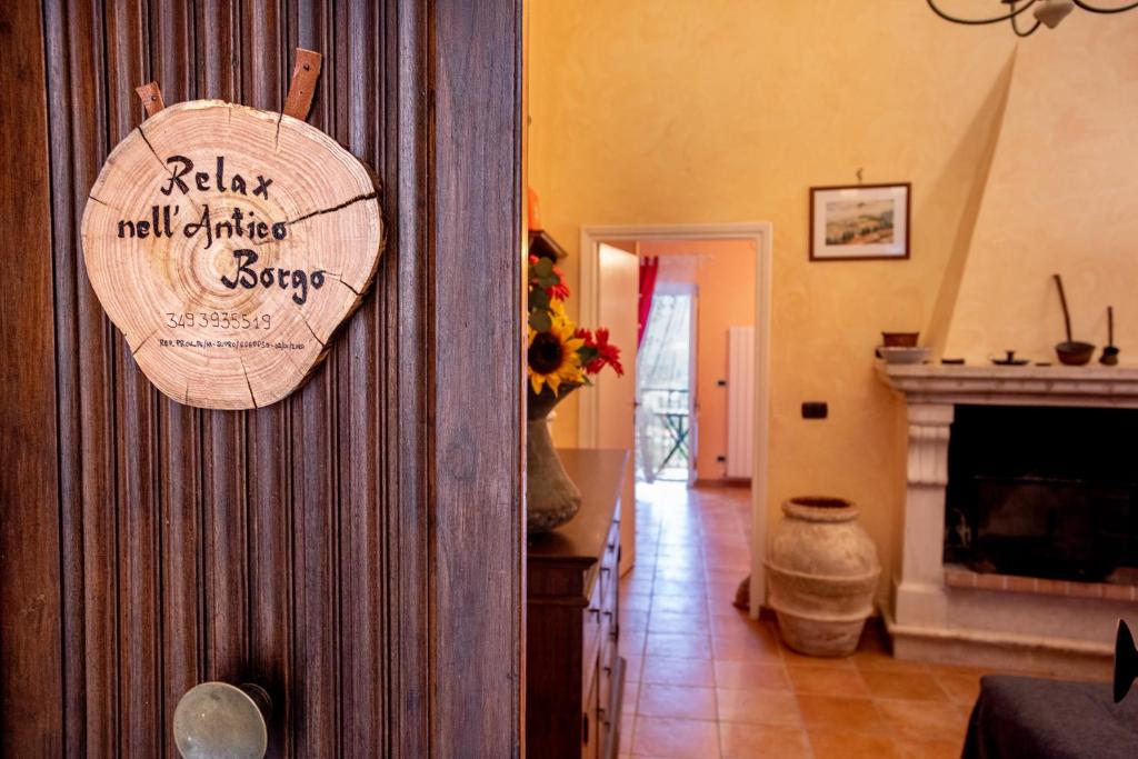 - un salon avec un panneau en bois sur le mur dans l'établissement Relax nell' Antico Borgo, à Casperia