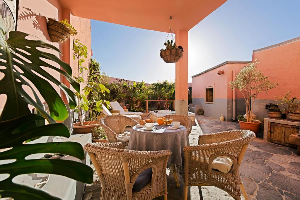 an outdoor patio with a table and chairs at Villa Caliborna in Fasnia