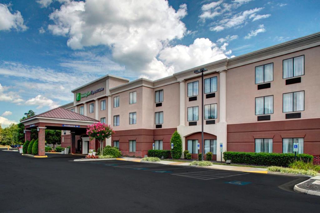 a rendering of a hotel with a parking lot at Holiday Inn Express Ashland by IHG in Ashland