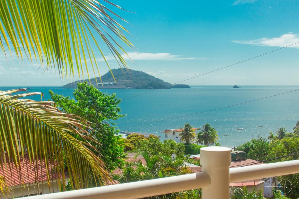 una vista del océano desde un balcón en Cerrito Tropical Eco Lodge, en Taboga