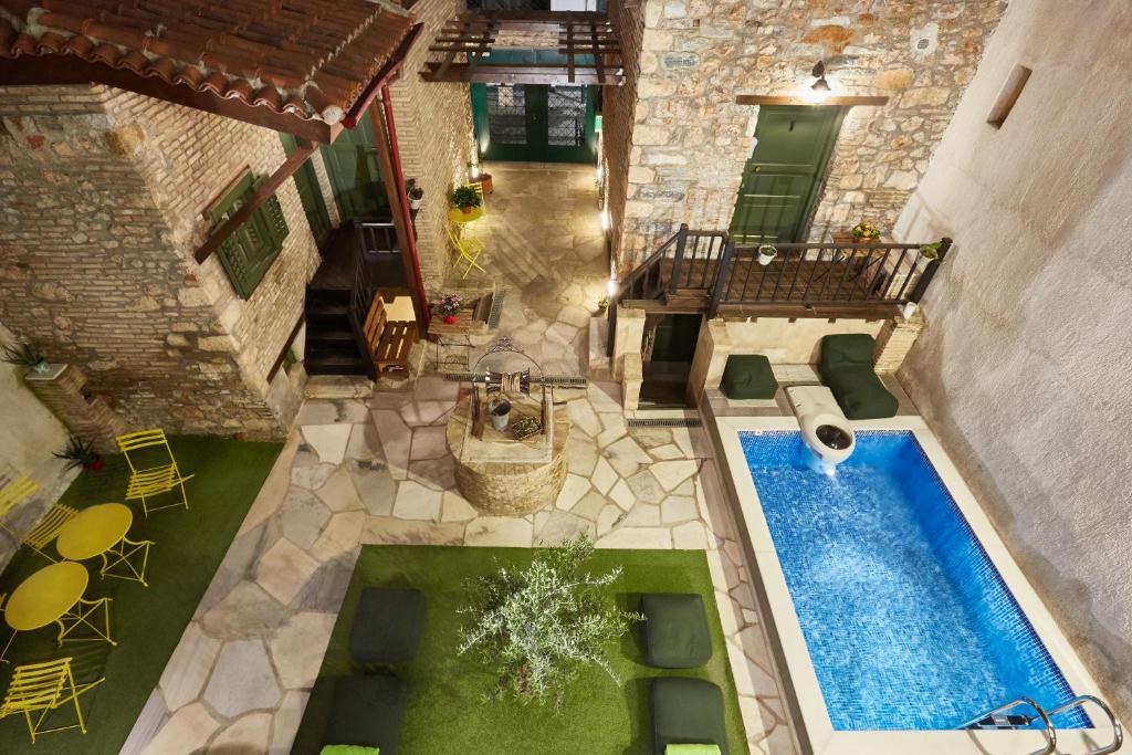 Bazén v ubytovaní Athenian Residences alebo v jeho blízkosti