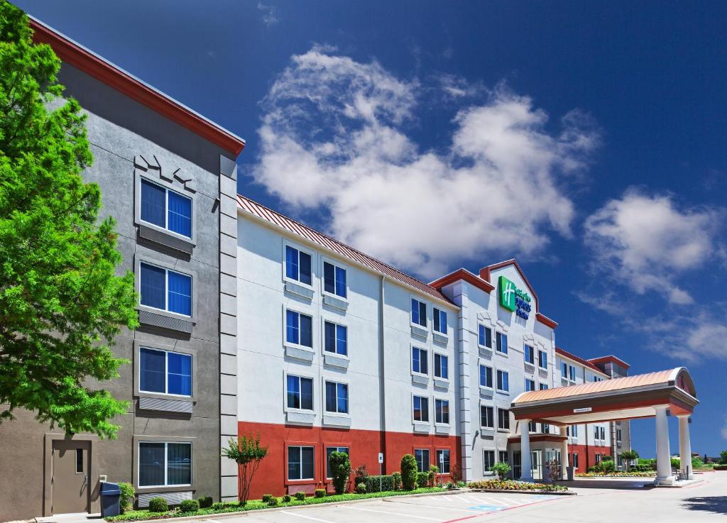 una imagen de un edificio de hotel en Holiday Inn Express Hotel & Suites Dallas Lewisville, an IHG Hotel, en Lewisville
