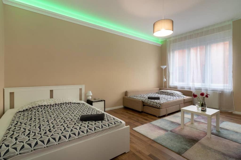 Posteľ alebo postele v izbe v ubytovaní Nice and cozy apartment next to the Parliament