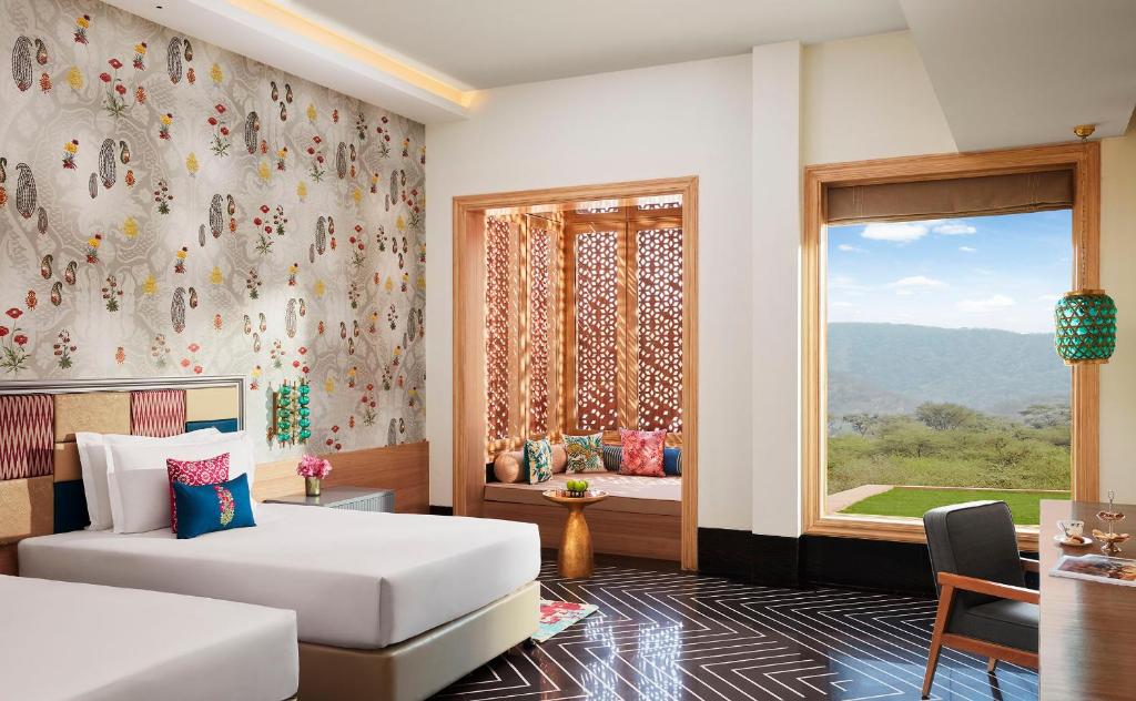 Postel nebo postele na pokoji v ubytování Taj Devi Ratn Resort & Spa, Jaipur