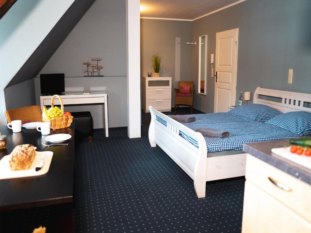 ein kleines Schlafzimmer mit einem Bett, einem Schreibtisch und einem Schreibtisch in der Unterkunft Bett4-you Pinneberg - Prisdorf in Prisdorf