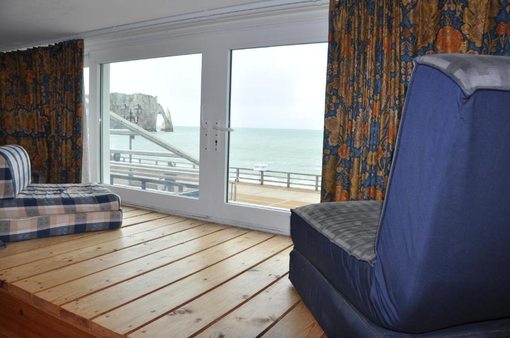 a living room with a view of the ocean at Les Roches Blanches in Étretat