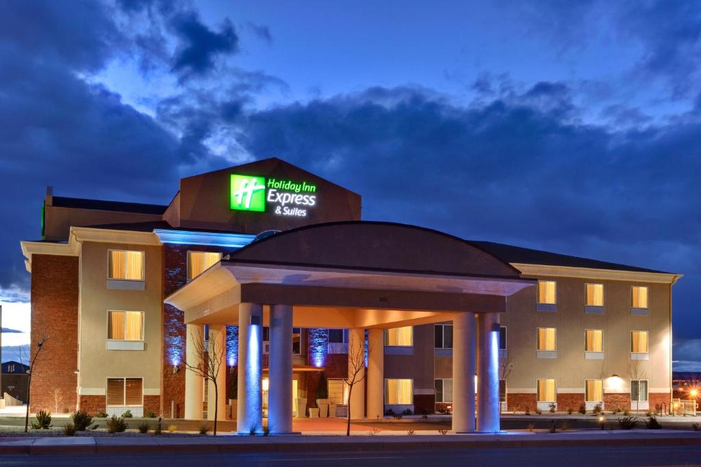 um edifício de hotel com um gazebo em frente em Holiday Inn Express Hotel & Suites Albuquerque Airport, an IHG Hotel em Albuquerque