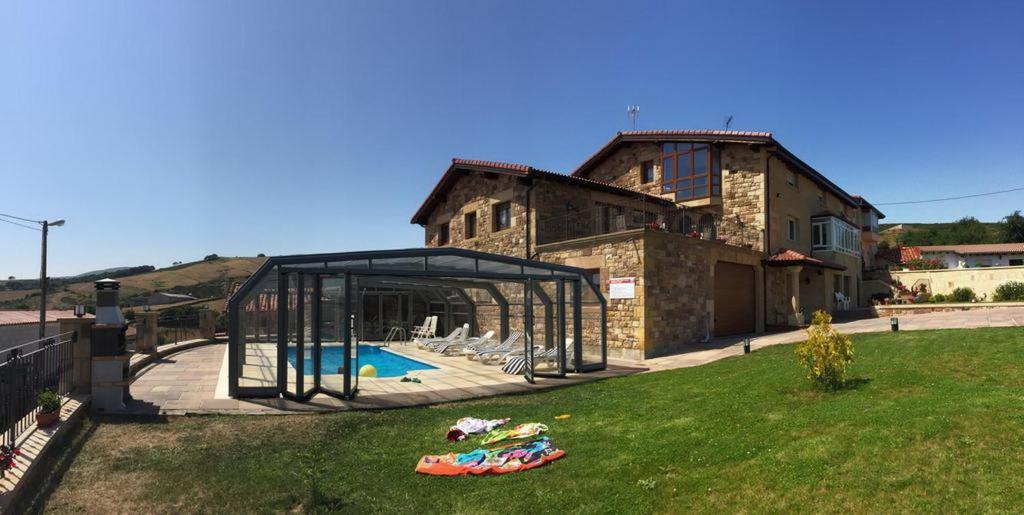 una casa con piscina en un patio en El Palacio del Campo, en Servillas