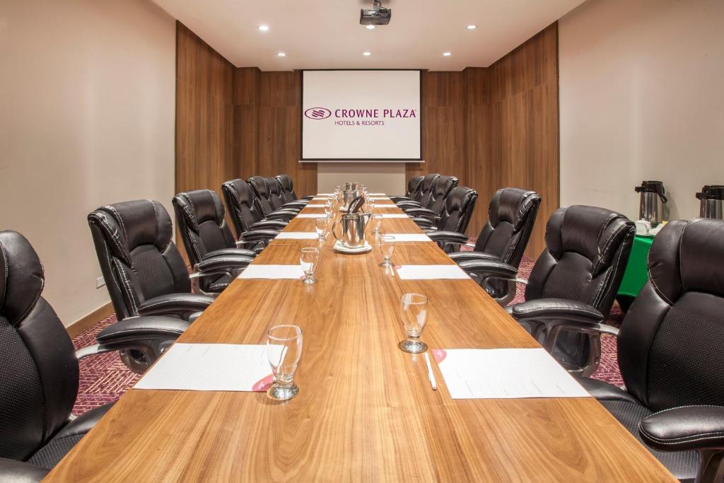 una sala de conferencias con una mesa larga y sillas en Crowne Plaza Airport, an IHG Hotel en Tocumen